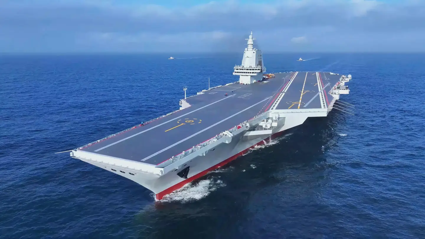 丁汝昌，北洋海军提督，初太平天国将领，后叛投湘军，再投李鸿章淮军，当时的情况说是