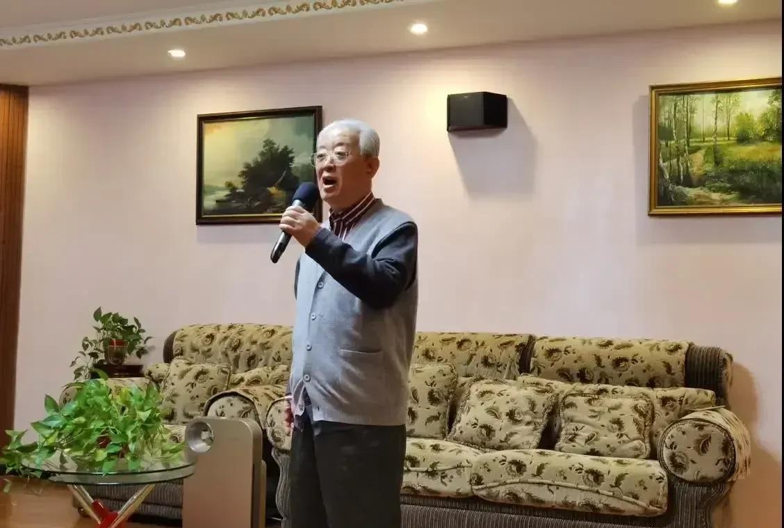 原中央军委委员兼总政治部主任于永波上将。高唱红色经典歌曲，坚持练书法，活到老学到