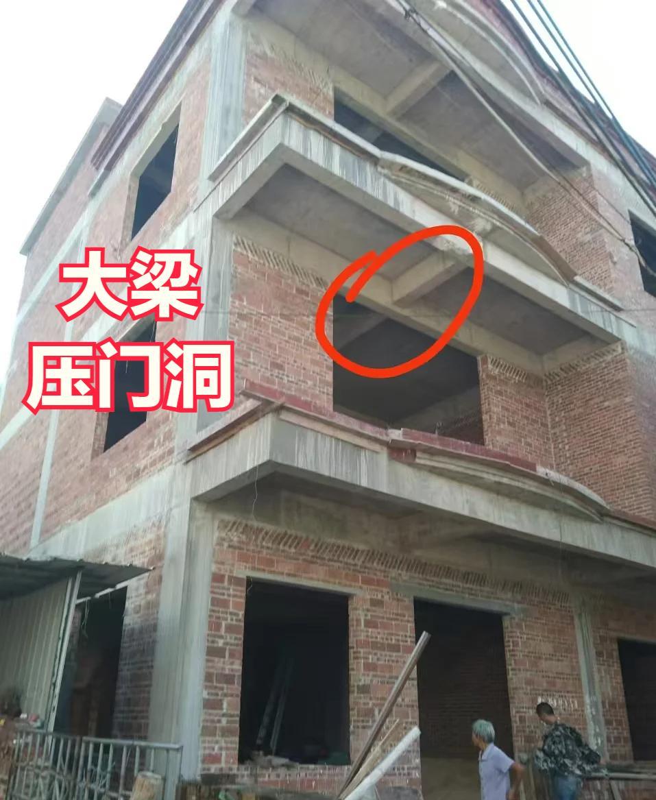 礼貌问下大神，这道梁该怎么处理？
主要是阳台上方，非常刺眼，
能不能直接敲掉算了