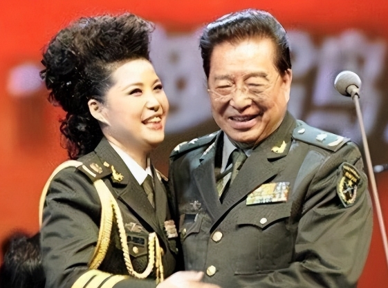 1990年，51岁的李双江要娶小20多岁的学生梦鸽，母亲拉着李双江的手，老泪纵横