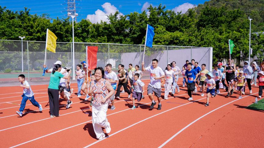 这场趣味亲子运动会上 46个珠海家庭“一起上场跑”