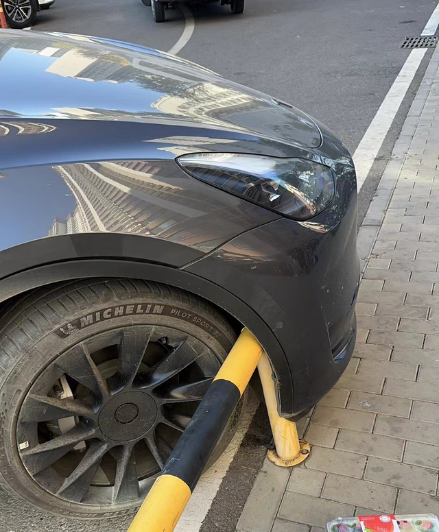 请问一下这种情况该怎么办
就是路边小栏杆卡进前轮里了，能开出来吗？