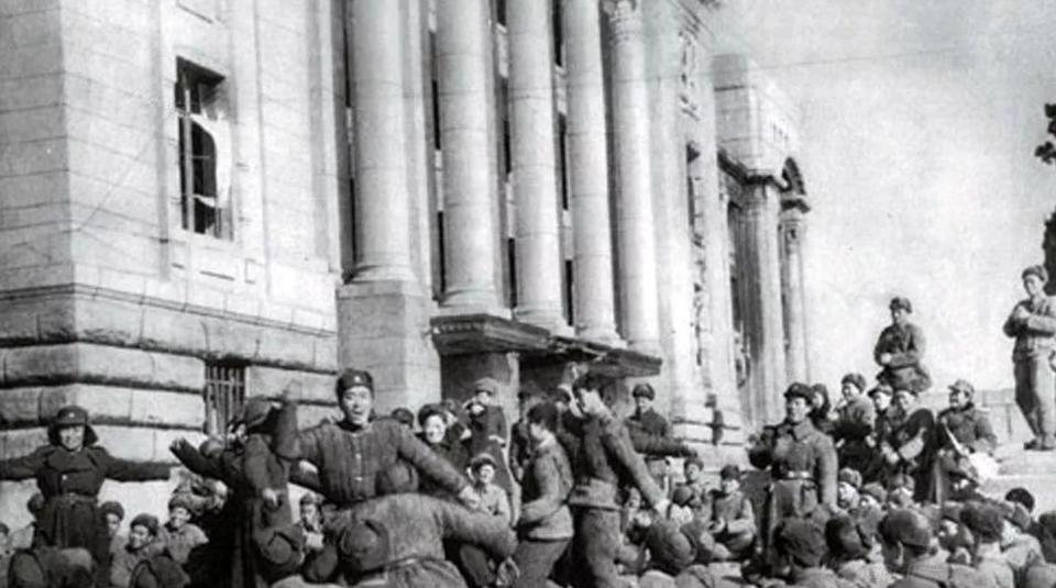 1951年，志愿军光复了汉城，缴获了李奇微的一件睡衣。这时，各部都做好了乘胜追击