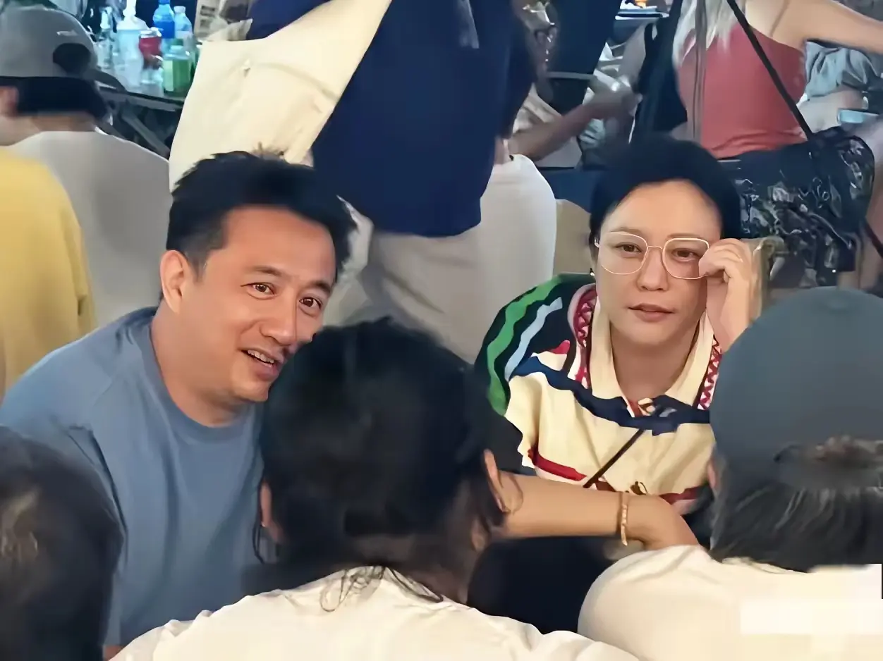 黄磊和郝蕾一起吃宵夜聊天，明星素颜不如路人