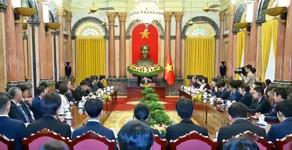 “我的主场我做主”，东道主梁强在会见日本青年代表团时，采用了“梁强单独坐主位，代
