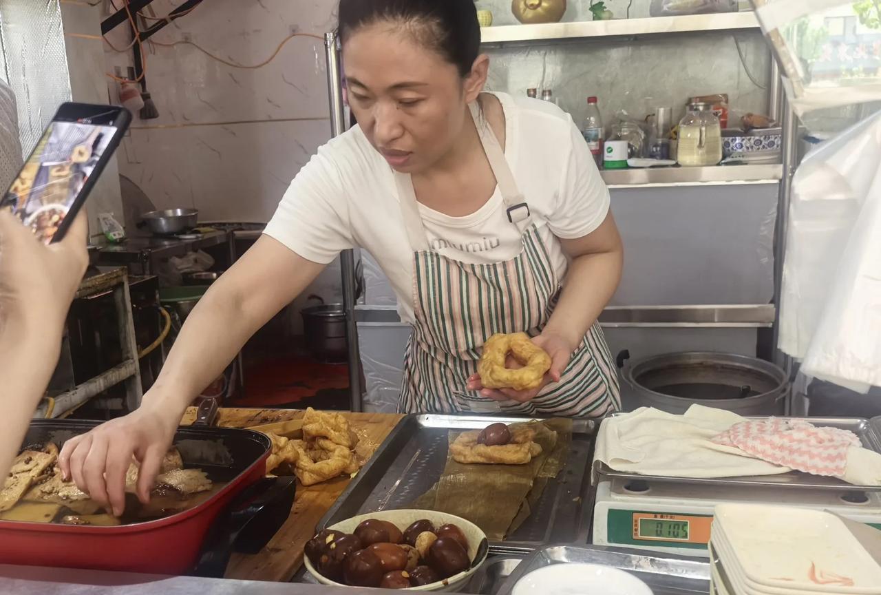 大家猜一猜这是哪里的早餐
豆皮卷果子
气布袋
一口咬下去满满的幸福感
关键是太便