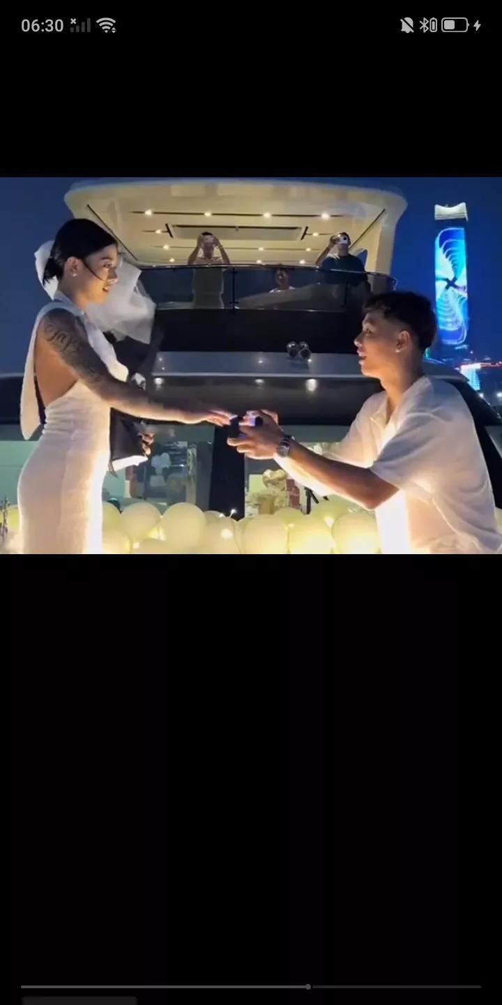 昨天上海队球员李天荣在游艇上与相恋多年的女友胡玄子在双方亲友的见证下，求婚成功，