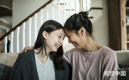 妈妈带着我逃出大山后，前夫和孩子全都倒戈后，只有我坚持爱她