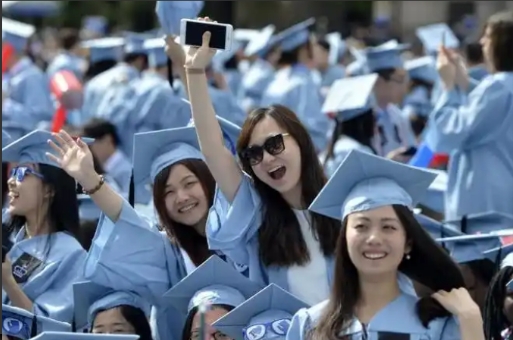 “留学生的天塌了！”国家多省体制内工作未来将不再认可留学生的学历。网友：大快人心