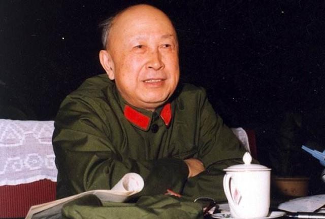 引领中国走向富强的七位伟人
第一位伟人：伟大领袖毛主席，他不仅是我们的伟人，还是
