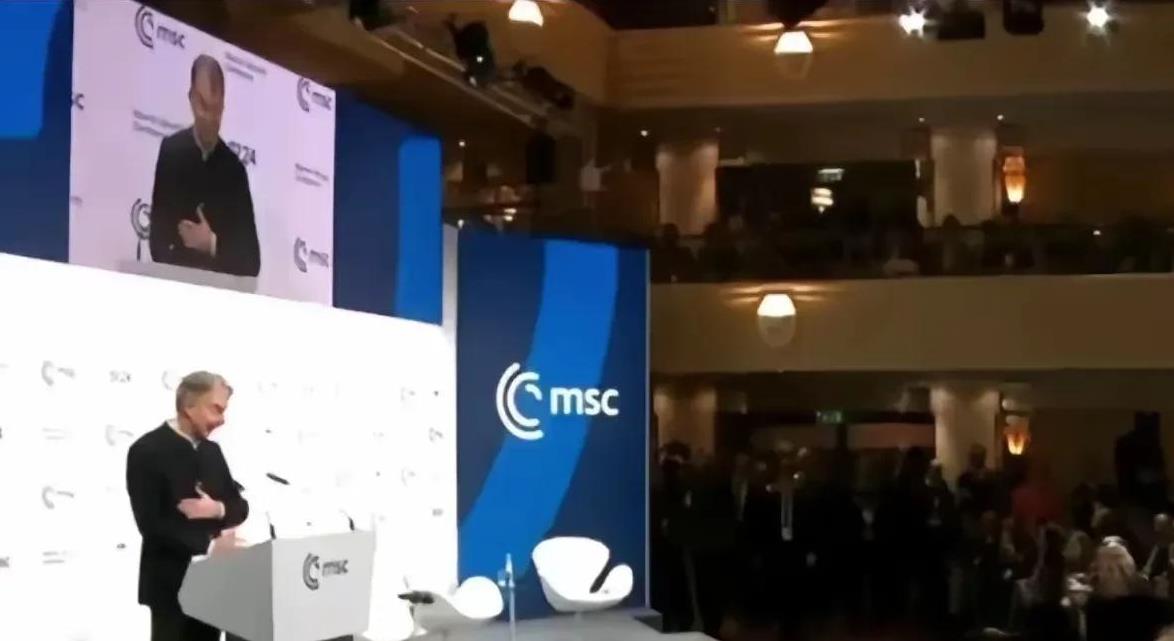 慕尼黑安全会议闭幕式竟以这般戏剧性的场景落幕，会议主席霍伊斯根的失声痛哭宛如一颗