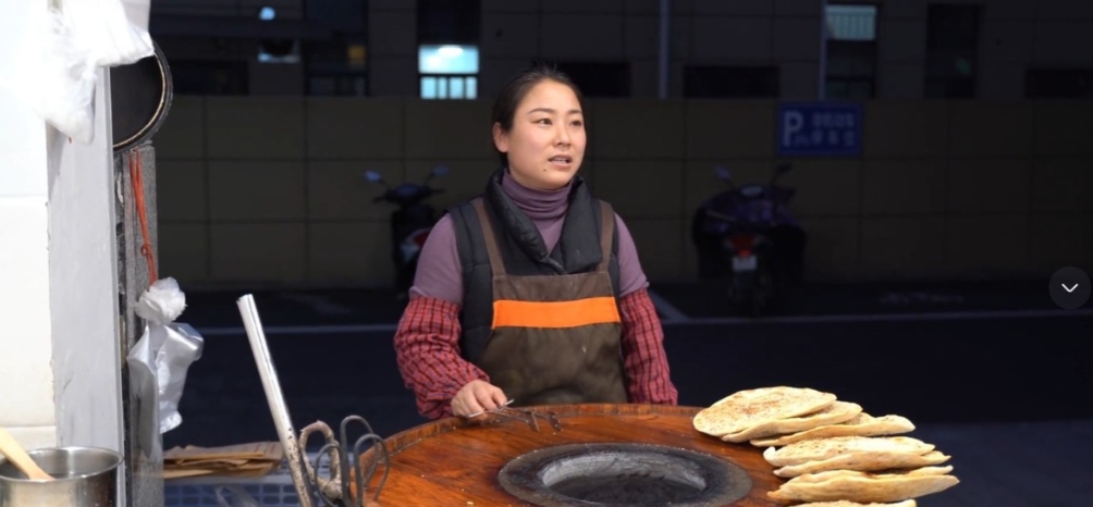 “没人敢娶！ ”安徽，2022年，一33岁女子卖烧饼，天天4点半起床，夜里11点