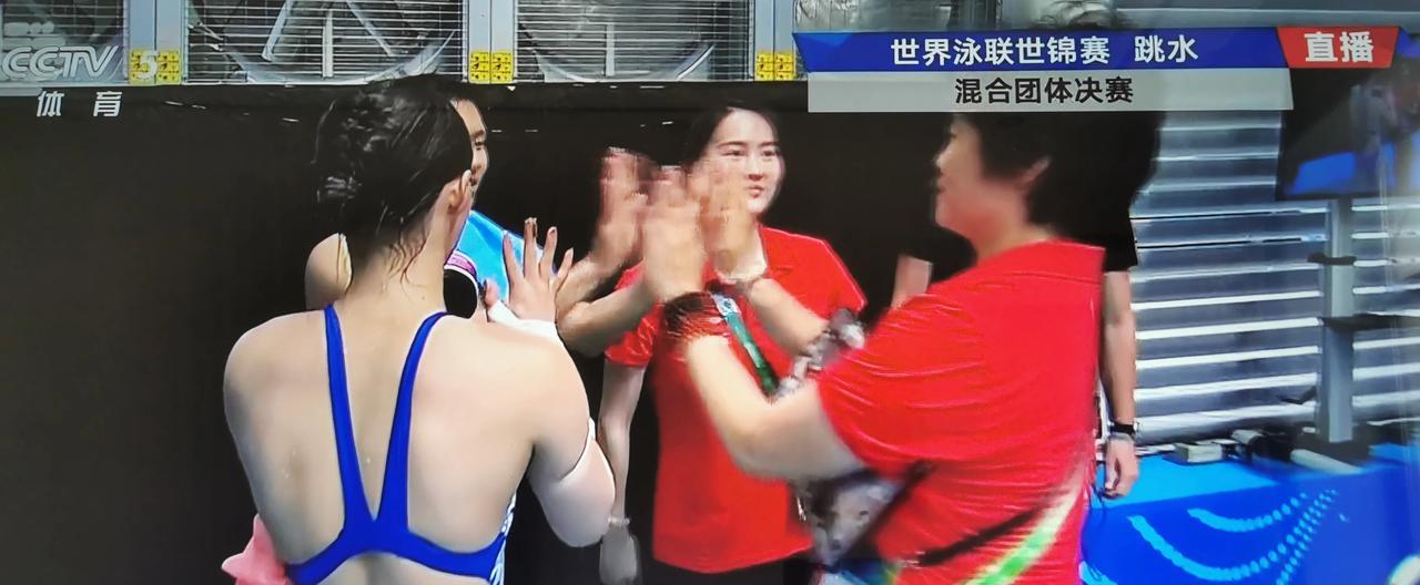 跳水首金诞生：混合团体
陈芋汐曹缘领衔的中国跳水队一路领先，以466.25分获得