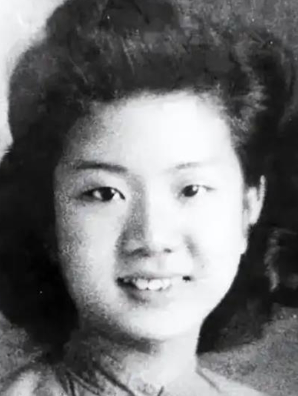 1949年，特务头子毛森，抓捕了一个交际花小姐，审讯时，毛森用刀划开她的衣服，轻