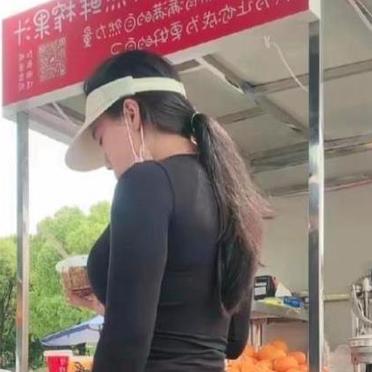 黑发如瀑布般披肩，散发着青春的活力，让人忍不住多看几眼