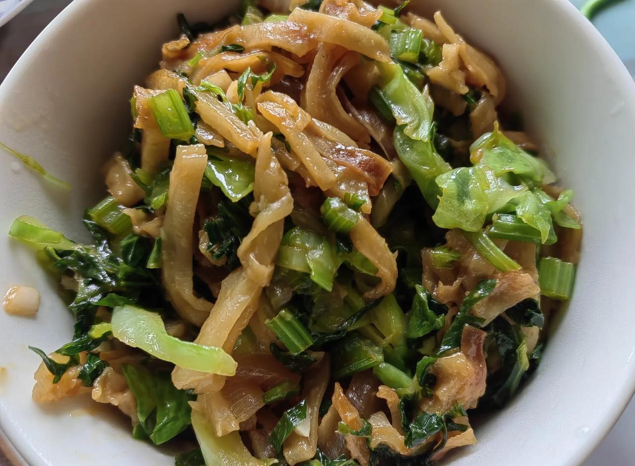 午餐，太座做的炒饼和西红柿蛋汤