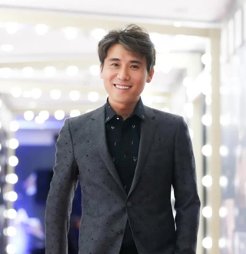 查了一下李乃文，

不查不知道，查后发现他要不是碰上朱媛媛这个铁杆闺蜜，他恐