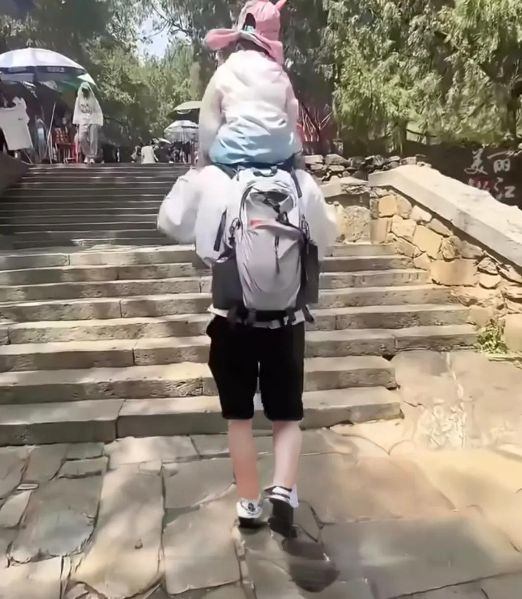 现在就业情况那么严峻，很多人都去做了团播，他又是靠自己的力量来赚钱，没什么不好的