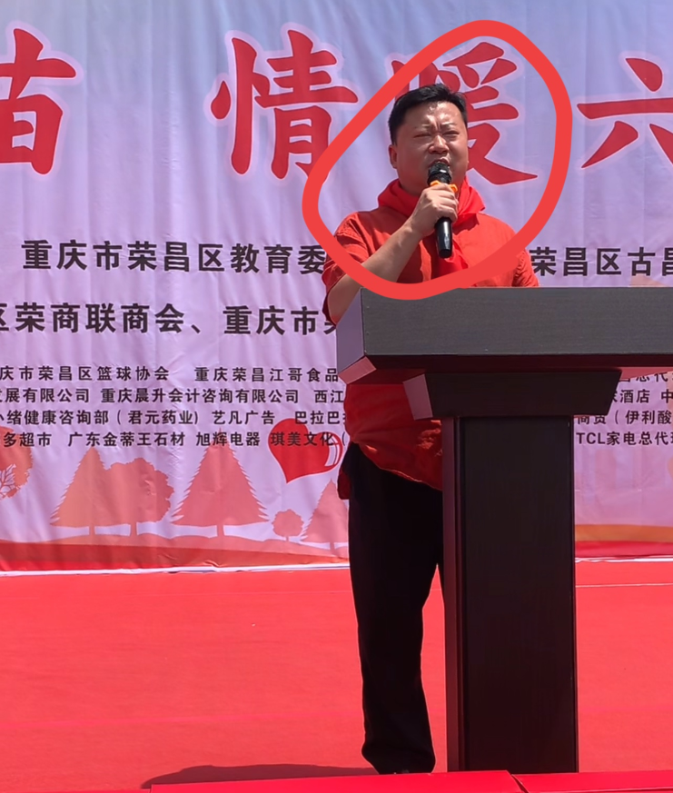 卤鹅哥戴着红领巾讲嗨了！
小学生们却热懵了
卤鹅哥自己都想不到，居然能在小学生面