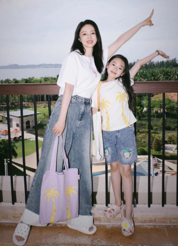 董璇啊董璇
这次真不是我说你
说句实在话，你9岁的女儿小酒窝，可比你清醒多了。