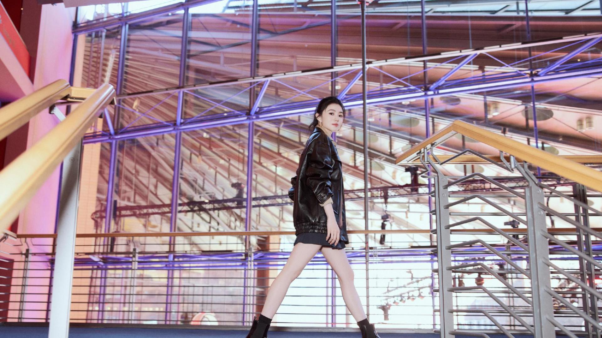 刘浩存甜酷造型惊艳出圈 皮衣短裙演绎多变时尚魅力