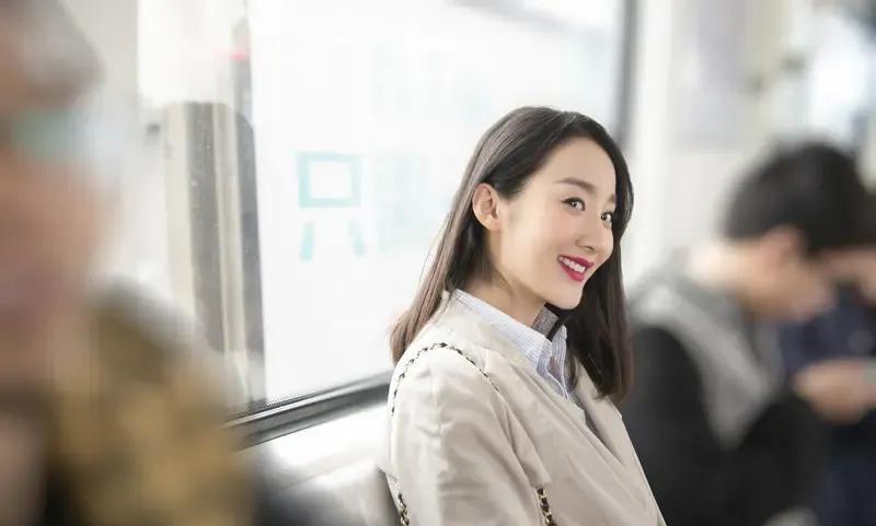 小张出差买的是火车卧铺中铺票，中途上来一位买了下铺票的女乘客。一路上，女乘客又是