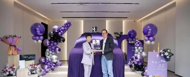 这就是赤裸裸的现实！
2020年：比亚迪全年营收为1565.98亿元
202