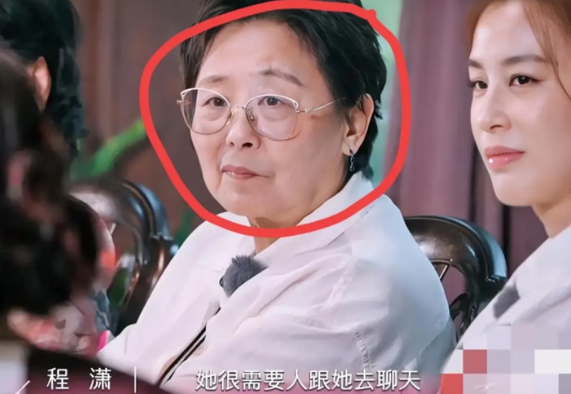 黄圣依妈妈终于不装了

亲口回应了女儿和杨子的婚姻

邓妈妈说：我是从电视台知道