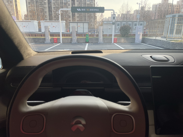 想子有点不理智呀
昨天去绕城的铁心桥服务区换电，泊进换电站后在等待换电的时候抬头