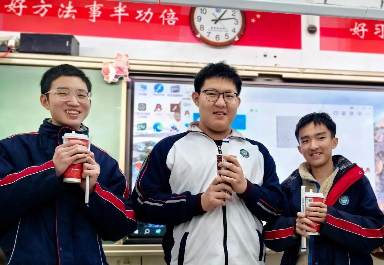 高考成绩出来了第一位“神童”现身：湖北高二学生数学150分，总分608分。
25
