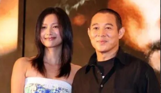 2007年，李连杰在《投名状》中与徐静蕾有一场激情戏。开拍前，李连杰问徐静蕾:“