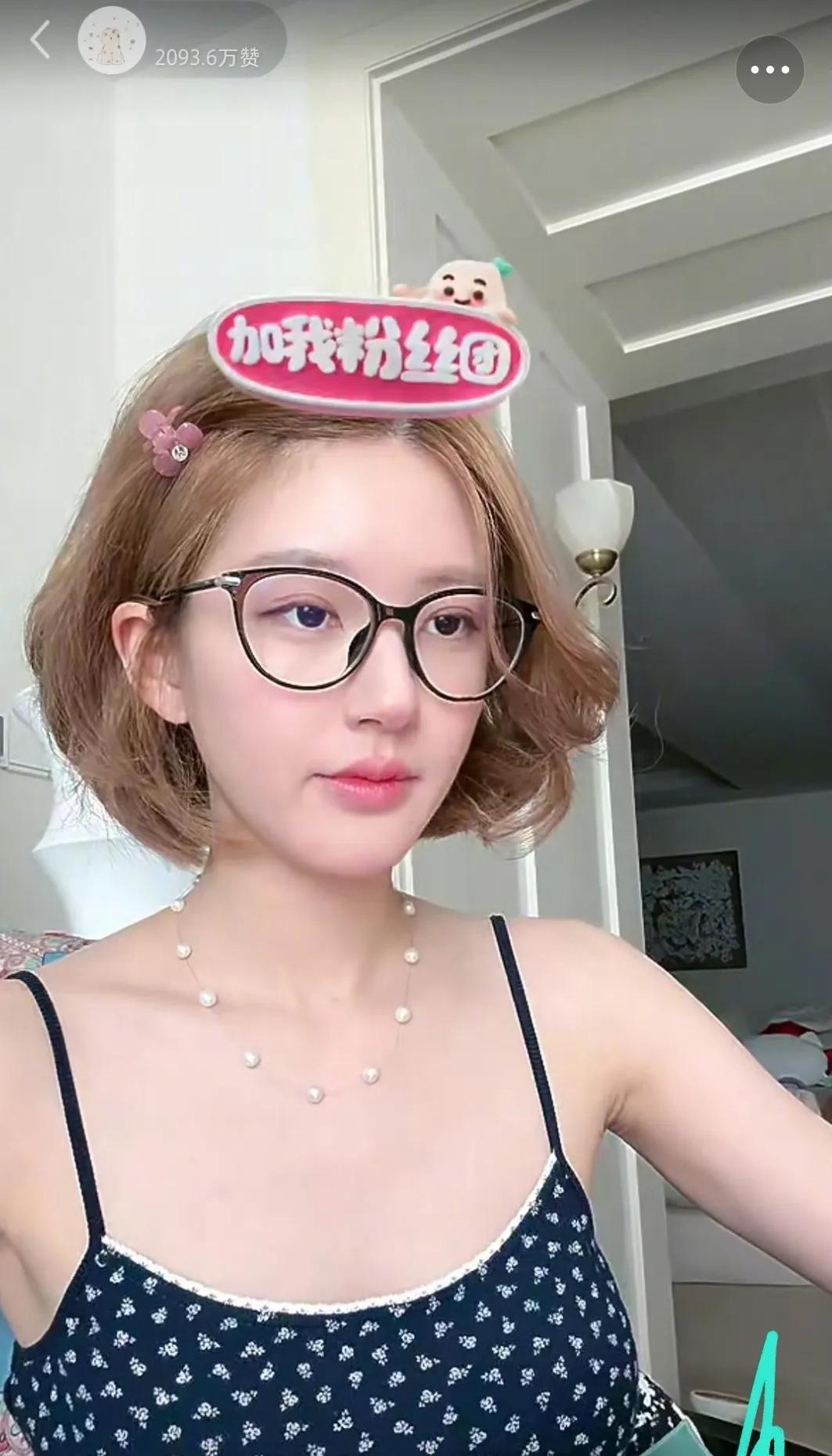 赵露思还是红！
哪怕不拍戏了，光靠直播都能赚不少钱。
你看这些天她直播时候的人气