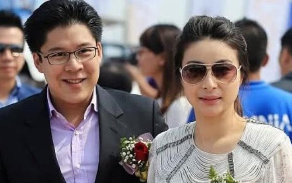 一次，田亮在聚会上喝多了，在郭晶晶家借宿了一晚，不料第二天起床时，却碰上了刚出差