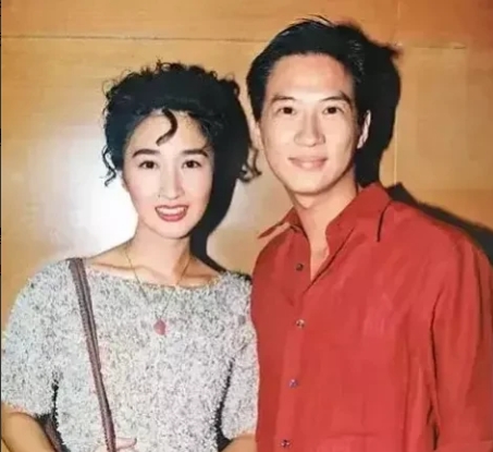 1995年，相恋四年后，张家辉跟着关咏荷去见父母，可到了关咏荷家，看到关咏荷父母