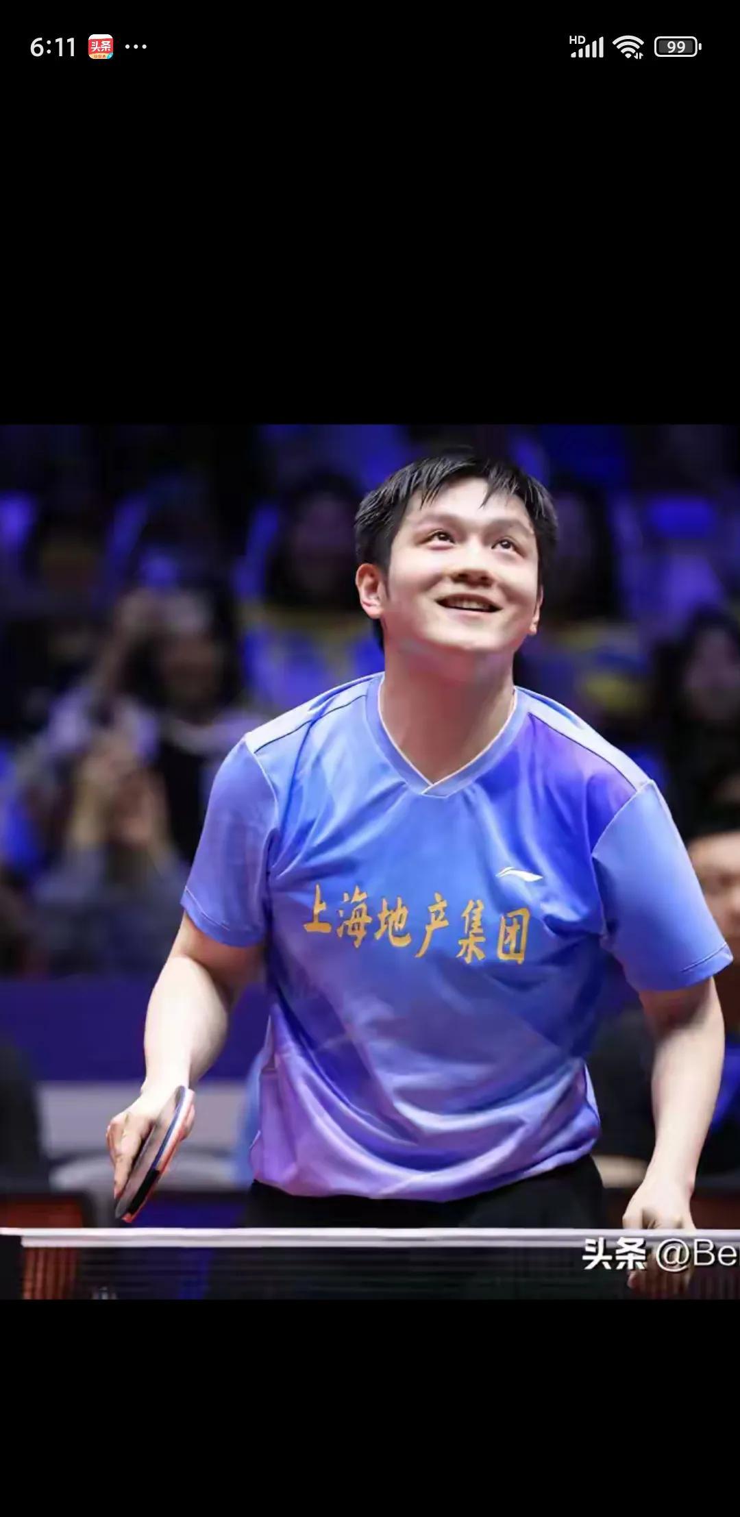 大家看看樊振东这表情像是打乒乓联赛吗？完全是表演赛，完全是快乐地打乒超，想必喜爱