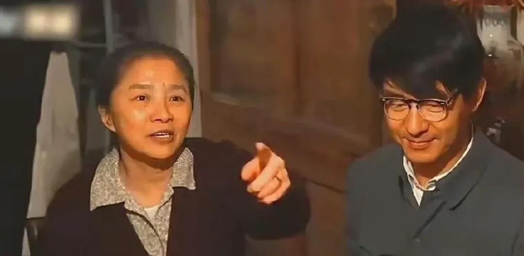 《生万物》收官后，倪萍发万字长文夸奖在《生万物》中饰演大脚娘的迟蓬。这让很多人想