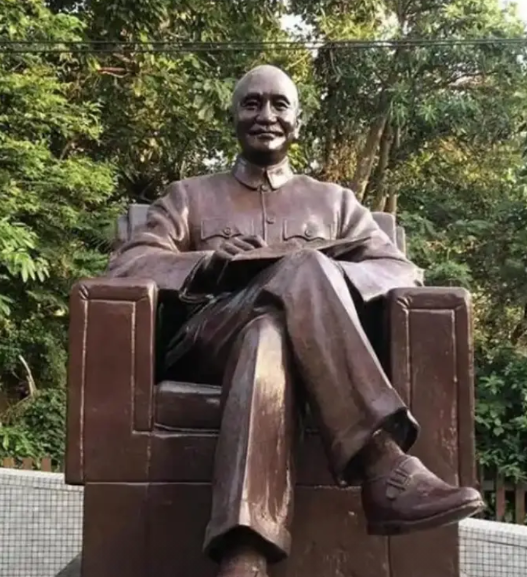 
大手笔，台湾内务部门宣布将补助经费协助移除蒋介石铜像  

民进党在台湾岛内正