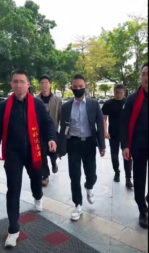 大家发现没？谢浩男是众多寻亲家庭中孩子最特别的一个，别的孩子回家的时候都是懵的状