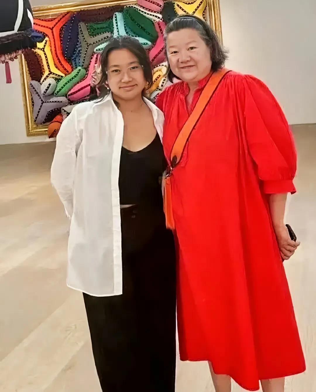 你敢信吗？洪晃的女儿平平不是亲生的，是领养的！但这母女俩的感情，比亲的还亲！
说