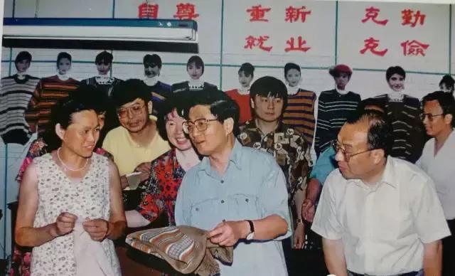 1996年7月22日，黄菊到上海电子管三厂伊人编结社调研工人再就业情况，手里拿着