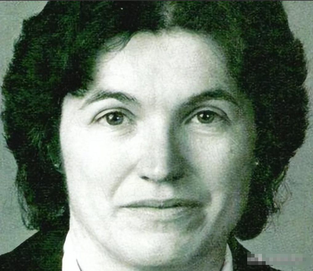 1996年，一名女性科学家，在进行一项试验时，不慎将两滴化学试剂滴在了乳胶手套上