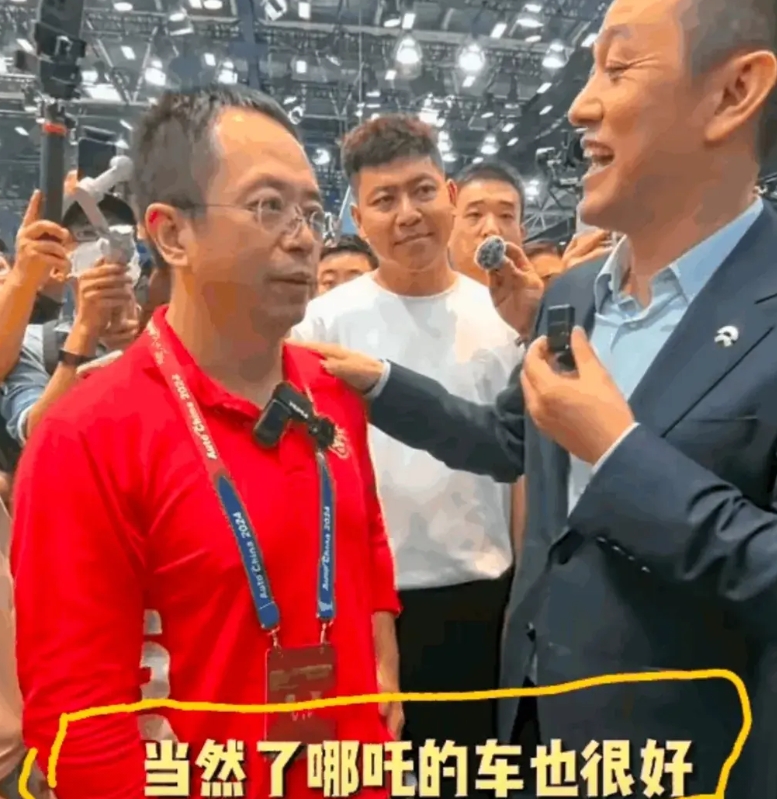 李斌在车展上宣传完自己的蔚来换电汽车后，竟然拍着周鸿祎的肩膀说，“当然了，哪咤的