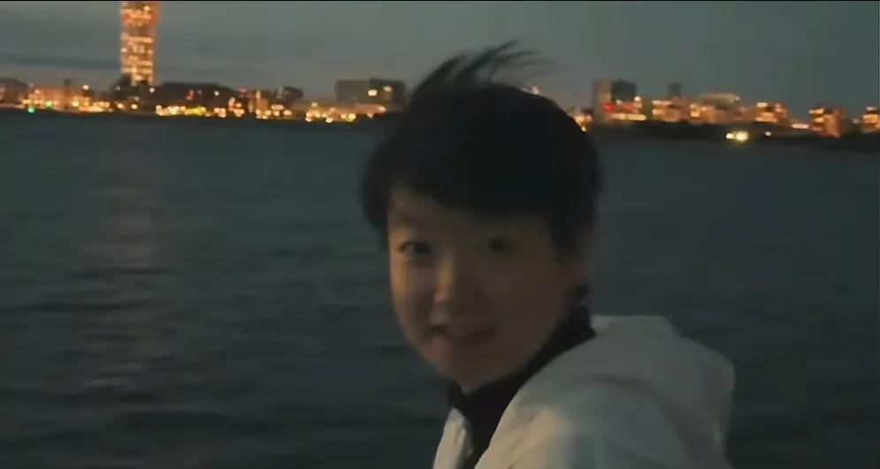 莎莎刚刚更新了社 交 软 件。
这次好大方啊，放了好多图片。
有自己在海边漫步的