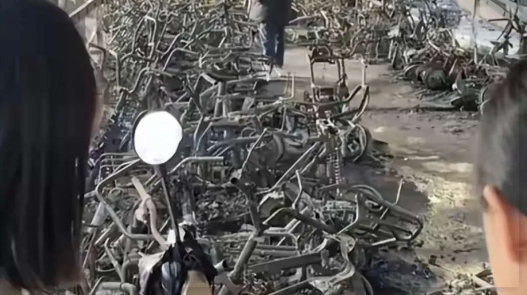 太原市景泰花苑小区集体破防了
他们怎么也没料到，
刚下班停好的电瓶车，转眼间成了