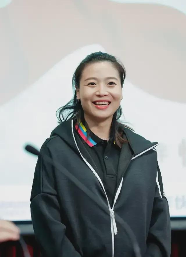 天津队不敌上海队，主帅陈方启用全新阵容，二传陈馨彤换下孟豆。看来孟队长日后主要负