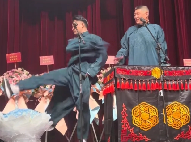 金粉嘉年华“砸挂”郭德纲那段非常不妥！
不妥之一：金粉金粉，自己圈地自萌也就算了