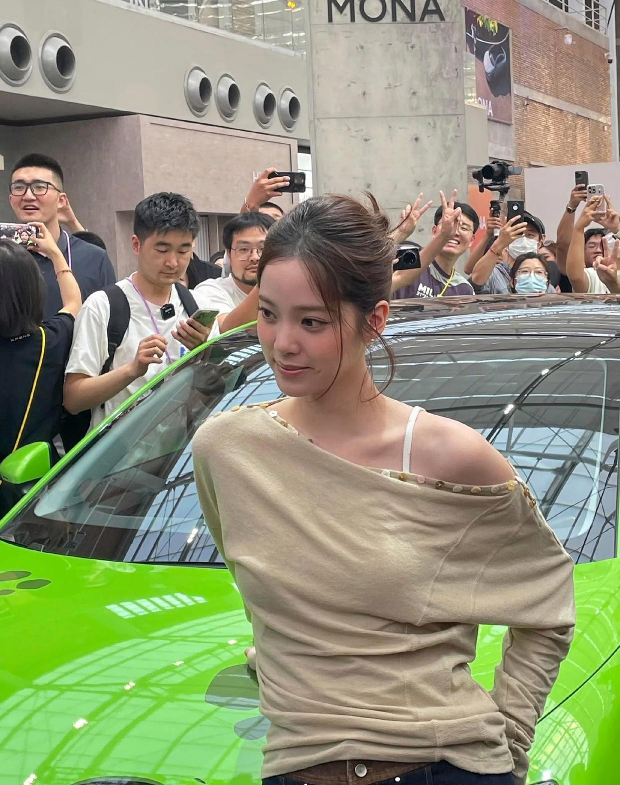 果然还是大城市机会多！欧阳娜娜线下美哭 ?
