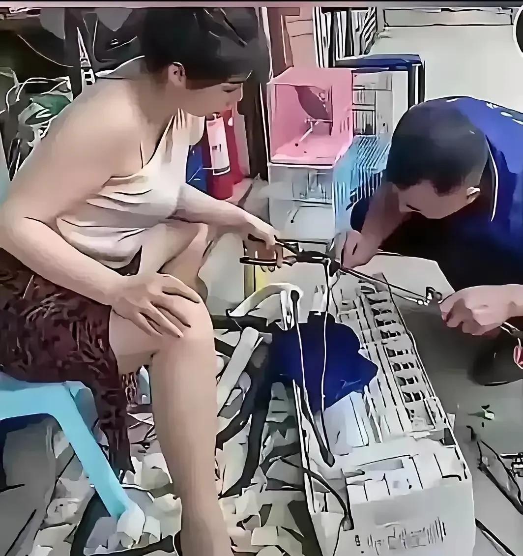 估计这空调得天黑才能修好
在美女身边修空调，确实是一个考验。这空调修起来棘手，大