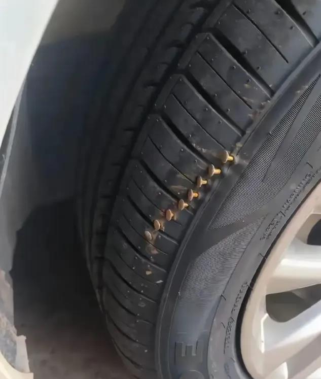 早晨去上班下楼发现轮胎这样了，这种情况还能补胎吗？