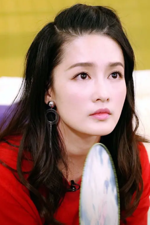 为什么说太喜欢李沁了，一个细节说明一切

最近，李沁参加了花儿与少年，当她看到桌